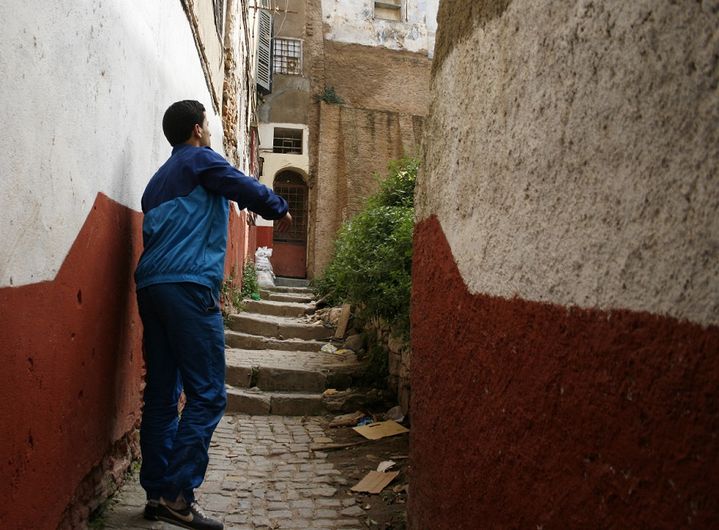 Yasin nous guide dans la Casbah d'Alger (Alg&eacute;rie), le 15 avril 2014, pour nous montrer un tas d'ordure derri&egrave;re la maison. (GAEL COGNE / FRANCETV INFO)