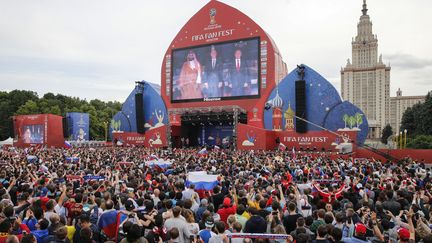 La fan-zone de Moscou (Russie), le 14 juin 2018, lors de la cérémonie d'ouverture de la Coupe du monde. (MAXIM ZMEYEV / AFP)