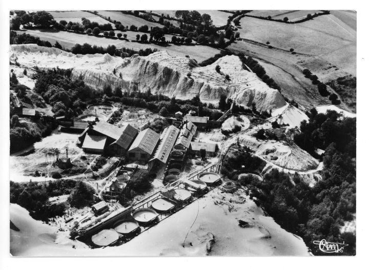 Vue a&eacute;rienne de l'ancienne mine d'or de Saint-Pierre-Montlimart, &agrave; une date inconnue. (DR)