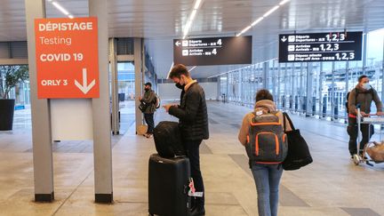 Tests de dépistage dans les couloirs de l'aéroport d'Orly, à Paris, le 28 novembre 2021. (NICOLAS GUYONNET / HANS LUCAS / AFP)