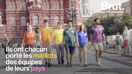 Pour dénoncer la répression subie par les homosexuels, des activistes ont reproduit le drapeau arc-en-ciel avec les maillots de leurs équipes respectives.