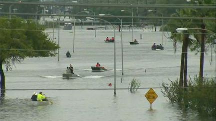 Des habitants de Port Arthur secourus pendant les inondations au Texas, le 30 août 2017. (REUTERS)