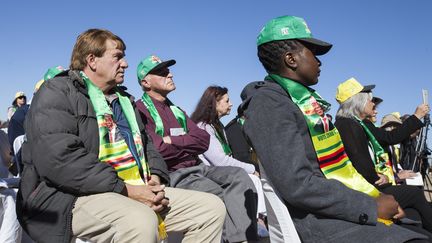 Des&nbsp;fermiers et des hommes d'affaires de la communauté blanche zimbabwéenne à un meeting du président, le 21 juillet 2018 à Harare. (WILFRED KAJESE / AFP)