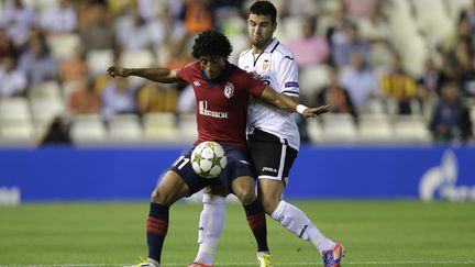 David Rozenhal (Lille) au duel face à Diego Milito (Inter Milan)