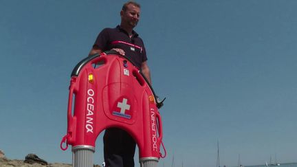 Depuis cet été, les pompiers de Vendée expérimentent un nouvel outil pour éviter les noyades : un drone équipé d'une bouée, télécommandé depuis la rive.&nbsp; (FRANCE 3)