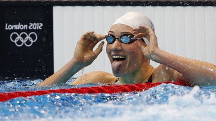 Camille Muffat c&eacute;l&egrave;bre sa victoire lors de l'&eacute;preuve du 400 m&egrave;tres nage libre, aux Jeux olympiques de Londres (Royaume-Uni), le 29 juillet 2012. (JORGE SILVA / REUTERS )