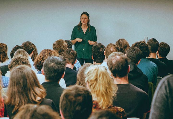 Amélie Deloffre en plein cours dans son école itinérante de la micro-aventure. (FABIO GATTINI)