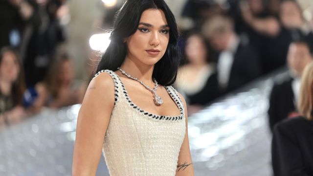 Le 1er mai 2023 au gala du Met, la chanteuse Dua Lipa était vêtue d'une robe couleur crème que Karl Lagerfeld avait dessinée pour Chanel dans les années 1990, mise en valeur par un stupéfiant collier en diamant du joaillier Tiffany, dont le propriétaire LVMH vient de rouvrir son célèbre magasin sur la 5e Avenue. (JAMIE MCCARTHY / GETTY IMAGES NORTH AMERICA)