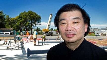 L'architecte japonais Shigeru Ban devant le chantier de la nouvelle cathédrale de Christchurch (Nouvelle-Zélande) le 5-12-2012. (AFP - Marty Melville)