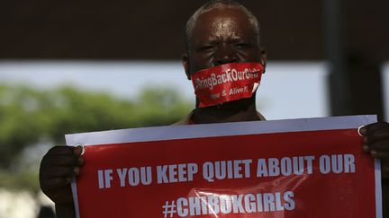 &nbsp; (Le mouvement "Bring back our girls" tente de maintenir la pression sur le gouvernement en manifestant régulièrement. © REUTERS/Afolabi Sotunde)