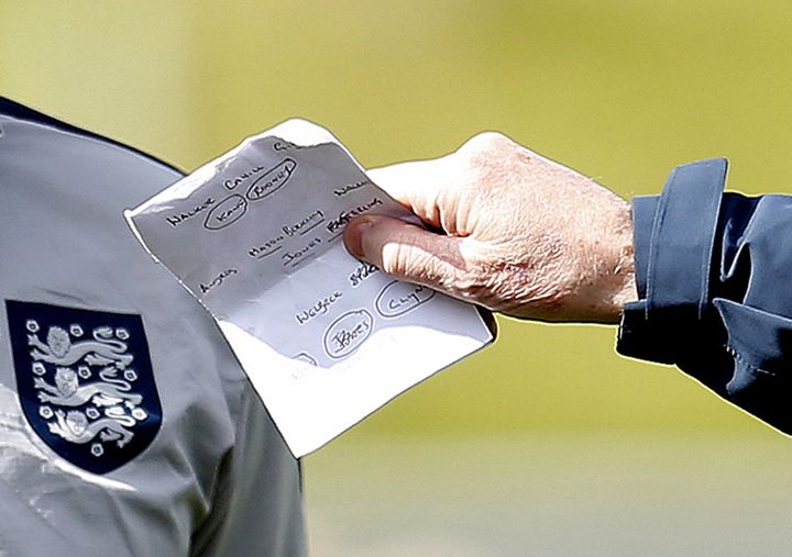 Le sélectionneur anglais Roy Hodgson brandit une petite feuille de papier durant un entraînement, le 24 mars 2015.&nbsp; (ACTION IMAGES / REUTERS)