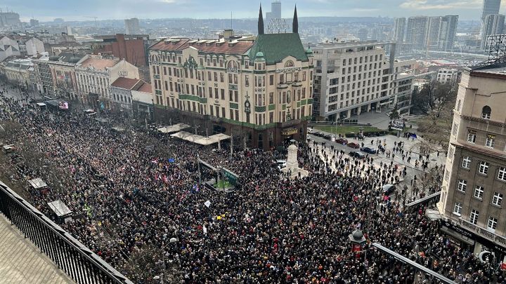 Des milliers de manifestants réunis autour de la fontaine de Terazije, à Belgrade (Serbie), le 30 décembre 2023. (MIODRAG SOVILJ / AFP)