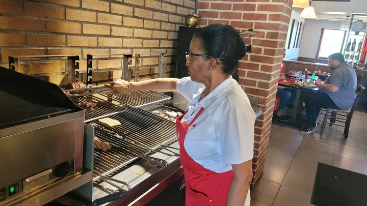 Yvette a passé trente ans chez Courtepaille. Elle gère le grill, la pièce maîtresse, et l'argument de vente du restaurant, qui trône au milieu des tables. (THOMAS GIRAUDEAU / RADIO FRANCE)