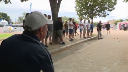 Marseille : les joueurs et les spectateurs se font vacciner au tournoi de pétanque (FRANCE 2)