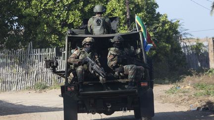 Une patrouille de soldats sud-africains près de Pemba, dans la région du Cabo Delgado au Mozambique, le 5 août 2021. (ALFREDO ZUNIGA / AFP)