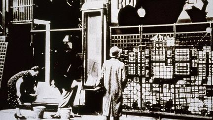 La vitrine d'un commerçant juif détruite à Berlin lors de la «Nuit de cristal», le 9 mars 1938. (AFP - PrismaArchivo/Leemage)