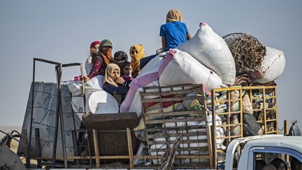 La population fuit les combats entre Turcs et Kurdes dans le nord-est de la Syrie, le 10 octobre 2019.&nbsp; (DELIL SOULEIMAN / AFP)