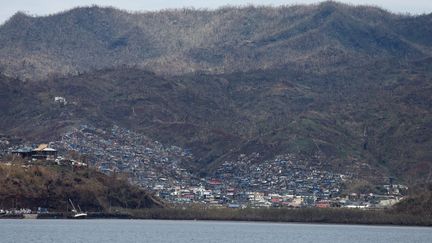 Les dégâts causés par le cyclone sur la ville de Mamoudzou sont visibles depuis la mer, le 18 décembre 2024. (LUDOVIC MARIN / AFP)