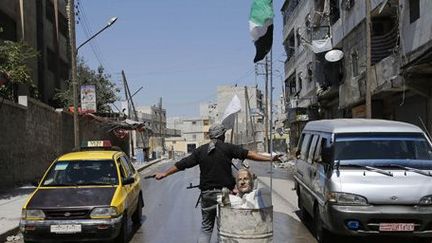 A un point de contrôle rebelle dans la ville d'Alep (28-8-2012)... (Reuters - Youssef Boudlal)