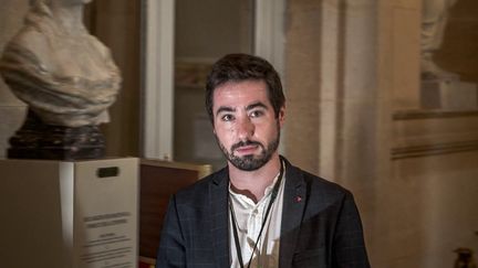 Andy Kerbrat a reconnu avoir été pris en flagrant délit d'achat de drogue, jeudi 17 octobre, à Paris. Le député de La France insoumise était en possession d'un échantillon de drogue de synthèse, la 3-MMC, lors d'un contrôle de police. (FRANCE 2)