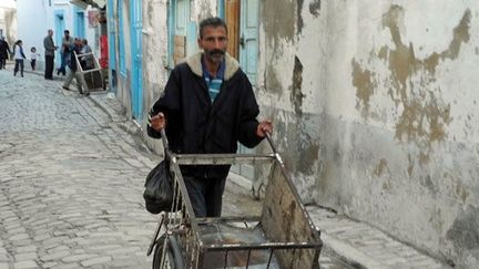 vaquent tranquillement à leurs occupations. A Tunis, comme ailleurs dans le pays, on trouve nombre de petits métiers informels. La Tunisie compte 800.000 chômeurs sur une population globale de 11 millions d'habitants, selon la centrale syndicale UGTT. (FTV - Laurent Ribadeau Dumas)