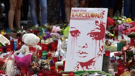 La foule se rassemble, dimanche 20 août 2017, devant un mémorial spontané dressé sur La Rambla de Barcelone en hommage aux victimes des attentats. (JAVIER SORIANO / AFP)