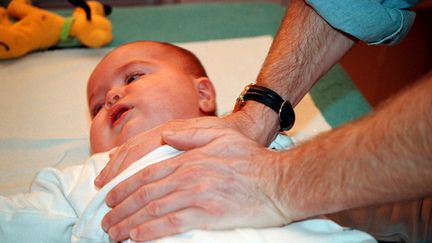  (Kiné respiratoire sur un bébé atteint de broncholite - photo prétexte © Maxppp)