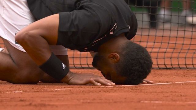 Unable to defend his chances in the decisive game because of an injury, Jo-Wilfried Tsonga abdicated logically and lost in four sets against Casper Ruud.  The Frenchman is overtaken by emotion after the handshake, he lives his last moments on the Court Philippe Chatrier under the ovation of the public.