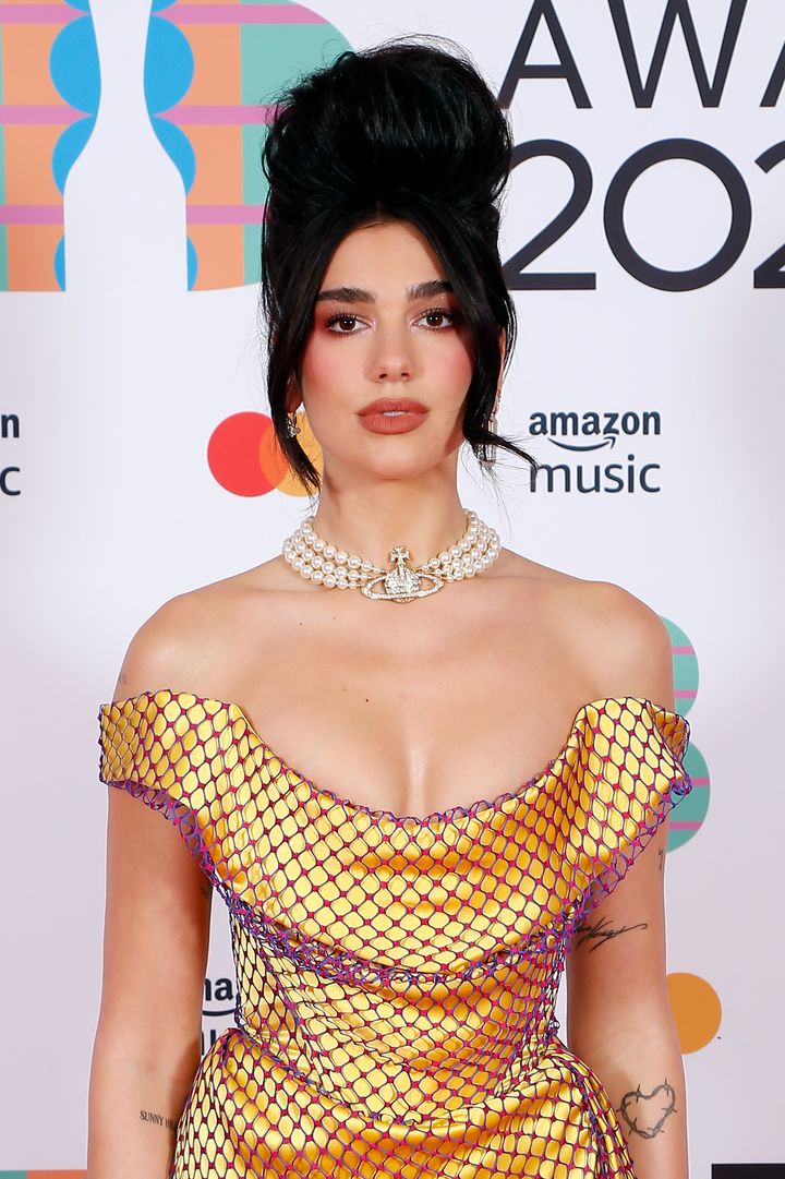 Dua Lipa tout en Vivienne Westwood avec le ras du coup à perles iconique, sur le tapis rouge des BRIT Awards 2021 à Londres (JMENTERNATIONAL / GETTY IMAGES EUROPE)