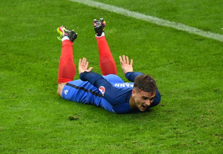 Antoine Griezmann lors de la célébration de son but, face à l'Islande, le 3 juillet au Stade de France, à Saint-Denis. (FRANSISCO LEONG / AFP)