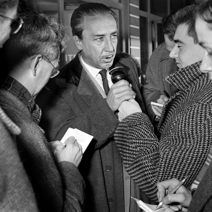 L'écrivain Romain Gary, récompensé du prix Goncourt pour "Les Racines du ciel", répond aux journalistes à l'aéroport d'Orly, le 13 décembre 1956. (STRINGER / AFP)