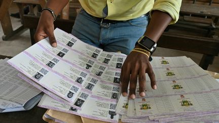 Des cartes d'électeurs lors de leur distribution, le 14 octobre 2020 à Abidjan, la capitale ivoirienne, en vue du scrutin présidentiel du 31 octobre. (ISSOUF SANOGO / AFP)