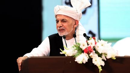 Le président afghan Ashraf Ghani lors de la "loya jirga", l'assemblée&nbsp;qui a accepté, le 9 août 2020 à Kaboul, la libération des 400 prisonniers talibans.&nbsp; (HANDOUT / PRESS OFFICE OF PRESIDENT OF AFG / AFP)