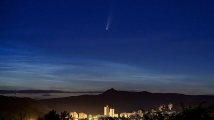 La comète&nbsp;Neowise&nbsp;vue au-dessus de Salgotarjan en Hongrie, le 10 juillet 2020. (PETER KOMKA / MTI)