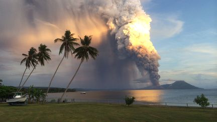 L'&eacute;uption du stratovolcan Tavurvur, le 29 ao&ucirc;t 2014 en Papouasie-Nouvelle-Guin&eacute;e. (OLIVER BLUETT / AFP)