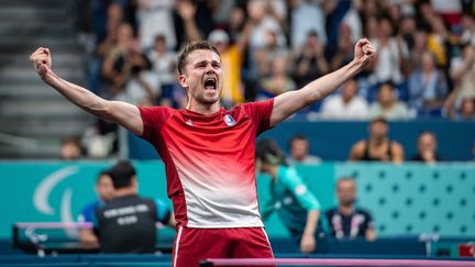 Malgré sa défaite en demi-finale contre le Polonais Patryk Chojnowski, Matéo Bohéas pouvait exulter dès la veille et sa victoire en quart de finale, lundi 2 septembre 2024, à l'Arena Paris Sud. Pour cause, cette dernière lui assurait une médaille de bronze. (ECHELARD DIDIER / AFP)