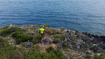 Un secouriste à la recherche de Simon Gauthier, le 16 août 2019, près de Policastro en Italie.&nbsp; (HO / AFP)