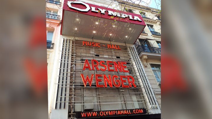 Arsène Wenger, en grosse lettre, à l'Olympia ce lundi soir. (CÉCILIA ARBONA / RADIO FRANCE)