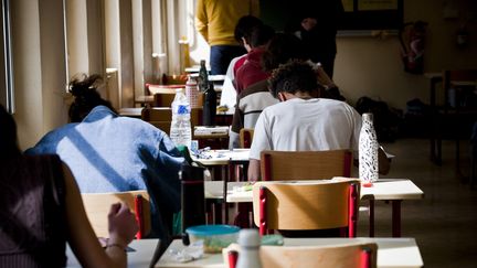 Des candidats au baccalauréat passent une des épreuves écrites de spécialité dans un lycée de Briançon (Hautes-Alpes), le 21 mars 2023. (THIBAUT DURAND / HANS LUCAS / AFP)