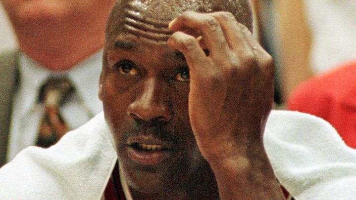 Le basketteur Michael Jordan sur le banc des Chicago Bulls lors du 5e match de la finale de la NBA contre Utah Jazz, &agrave; Salt Lake City (Etats-Unis), le 11 juin 1997. ( REUTERS)