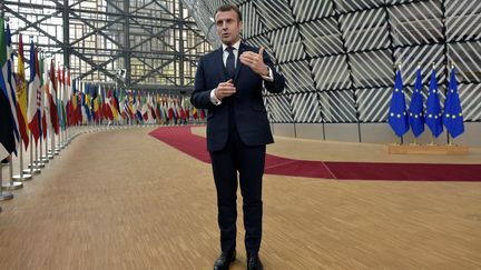 Emmanuel Macron s'adresse à la presse lors de son arrivée au sommet des dirigeants européens à Bruxelles, le 10 décembre 2020.&nbsp; (JOHN THYS / AFP)