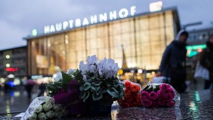 Cologne (Allemagne), le 7 janvier 2016. Fleurs déposées devant la gare après les incidents du Nouvel an 2015. (PHOTO: MAJA HITIJ/DPA)