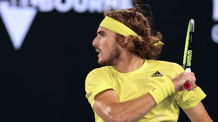 Le Grec Stefanos Tsitsipas, lors de sa victoire facile contre Gilles Simon au 1er tour à Melbourne le 9 février 2021 (DAVID GRAY / AFP)