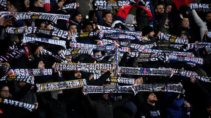 Des supporters du PSG&nbsp;lors de la 6e journée du groupe A de la Ligue des champions entre le Paris Saint-Germain et le Club Brugge, au stade du Parc des Princes à Paris, le 7 décembre 2021. (FRANCK FIFE / AFP)