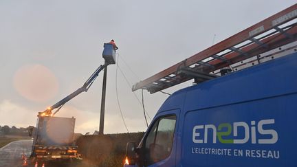 Des agents d'Enedis interviennent à Kerlouan (Finistère) après le pssage de la tempête Ciaran, le 2 novembre 2023. (THOMAS BR?GARDIS / OUEST-FRANCE / MAXPPP)