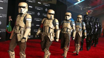 Les chasseurs impériaux lors de l'avant-première de "Rogue One : A Star Wars Story", à Los Angeles, le 10 décembre 2016 (JIMMY MORRISON / EPA)