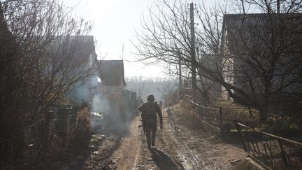 Un soldat ukrainien dans les rue de Bakhmut, dans le Donbass (illustration du 20 décembre 2022). (PHILIPPE DE POULPIQUET / MAXPPP)