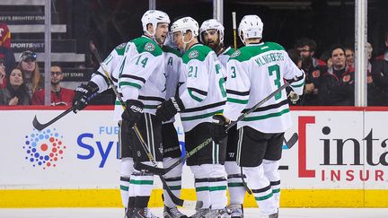 L'équipe de Dallas fête la victoire. (DEREK LEUNG / GETTY IMAGES NORTH AMERICA)