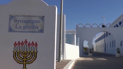 Une attaque a fait quatre morts en Tunisie, aux abords d'une synagogue sur l'île de Djerba, mardi 9 mai. Un Français figure parmi les victimes. Des fidèles participaient à un pèlerinage juif. Rudy Saada, journaliste pour la radio RCJ, fait le point sur la situation, mercredi. (France 2)