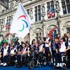 Les athlètes de l'équipe de France devant l'Hôtel de ville de Paris à leur retour des Jeux paralympiques de Tokyo, le 6 septembre 2021. (RAPHAEL LAFARGUE)